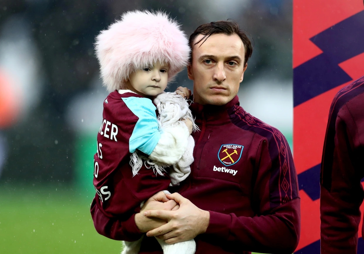 Declan Rice and Tyson Fury send videos and signed gear to support Isla Caton (7 years old) in her fight against cancer.