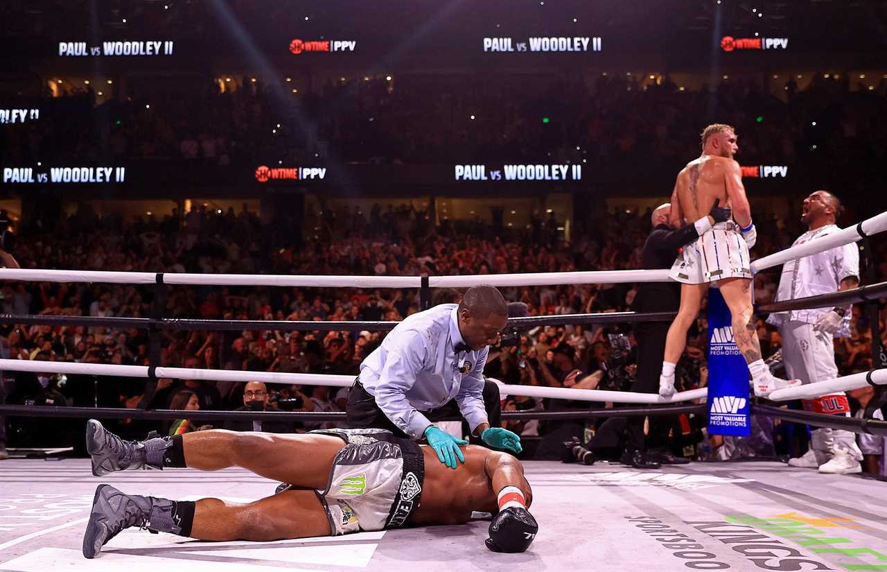 Jake Paul leads with all judges before the brutal KO against Tyron Woodley, ex-UFC star. Scorecards for the rematch revealed