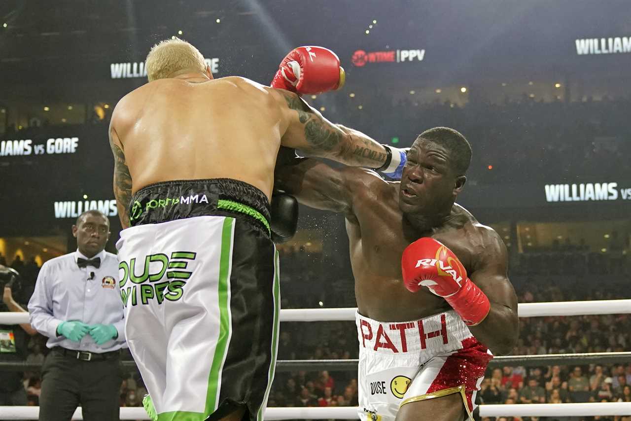 In a wild boxing show on Jake Paul vs Tyron woodley, former NBA star Deron Williams defeats NFL legend Frank Gore.