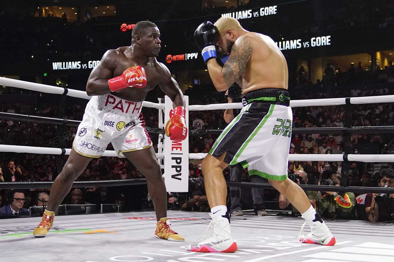 In a wild boxing show on Jake Paul vs Tyron woodley, former NBA star Deron Williams defeats NFL legend Frank Gore.
