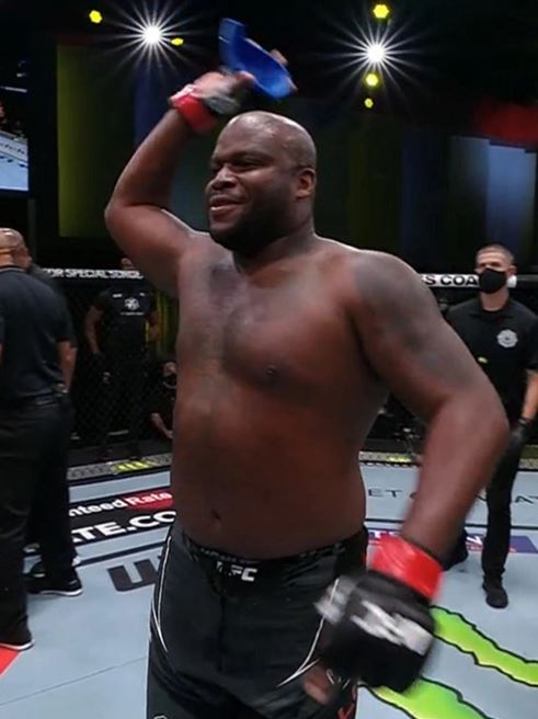 MMA fan keeps Derrick Lewis' sweaty CUP in his hand after he throws it into the crowd. Viewers say they would do the same.