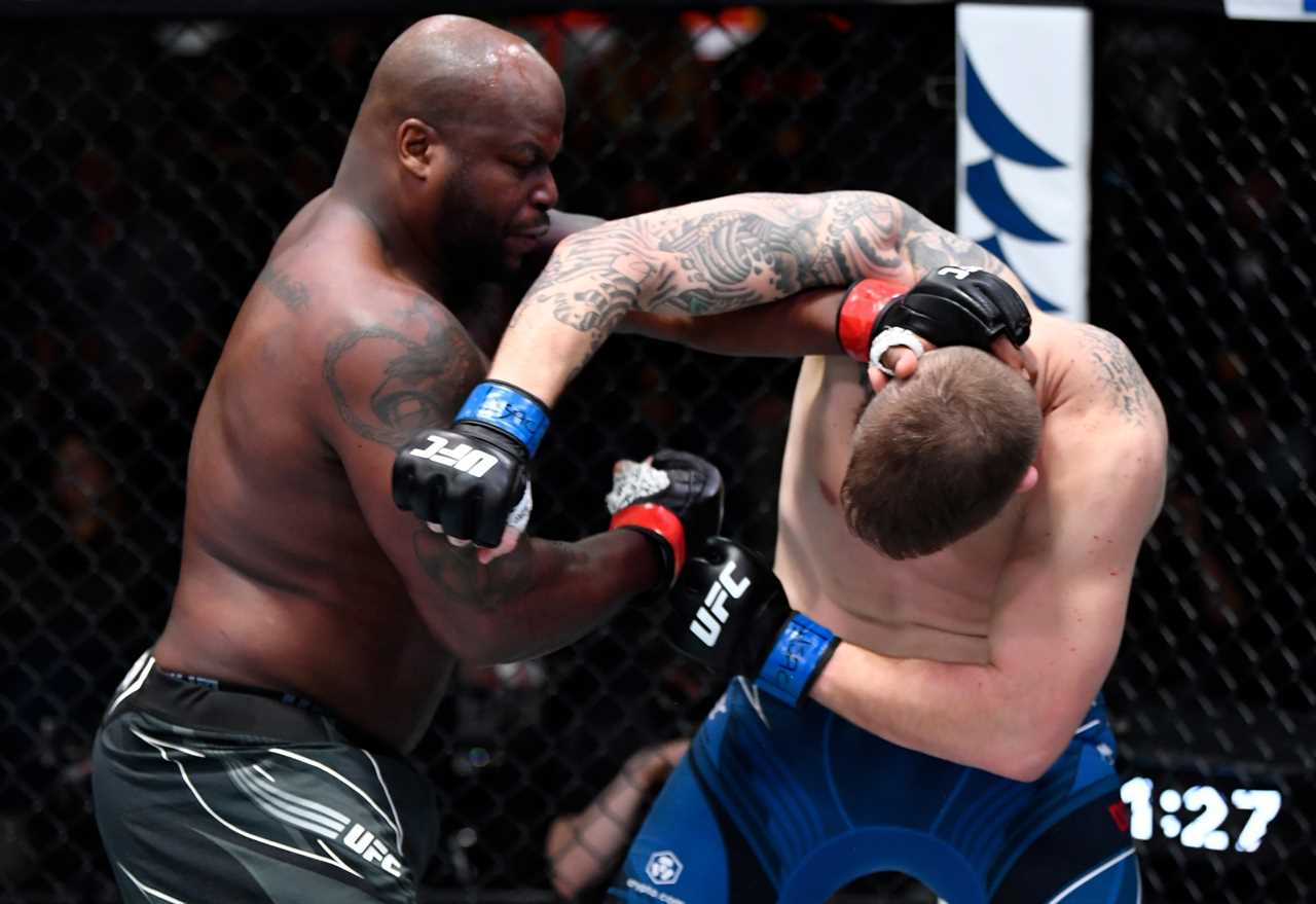 MMA fan keeps Derrick Lewis' sweaty CUP in his hand after he throws it into the crowd. Viewers say they would do the same.