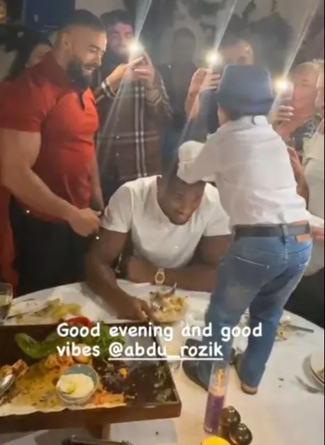 As social media star Abdu Rozik and Anthony Joshua go out for dinner, watch as Anthony Joshua smashes over HEAD.