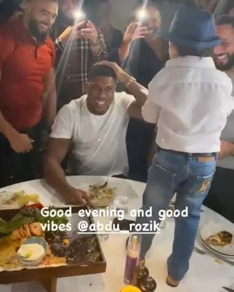As social media star Abdu Rozik and Anthony Joshua go out for dinner, watch as Anthony Joshua smashes over HEAD.