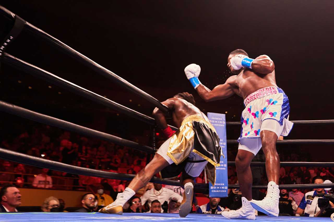He doesn't know where it is - Luis Ortiz brutally knocks out Charles Martin, after being floored twice