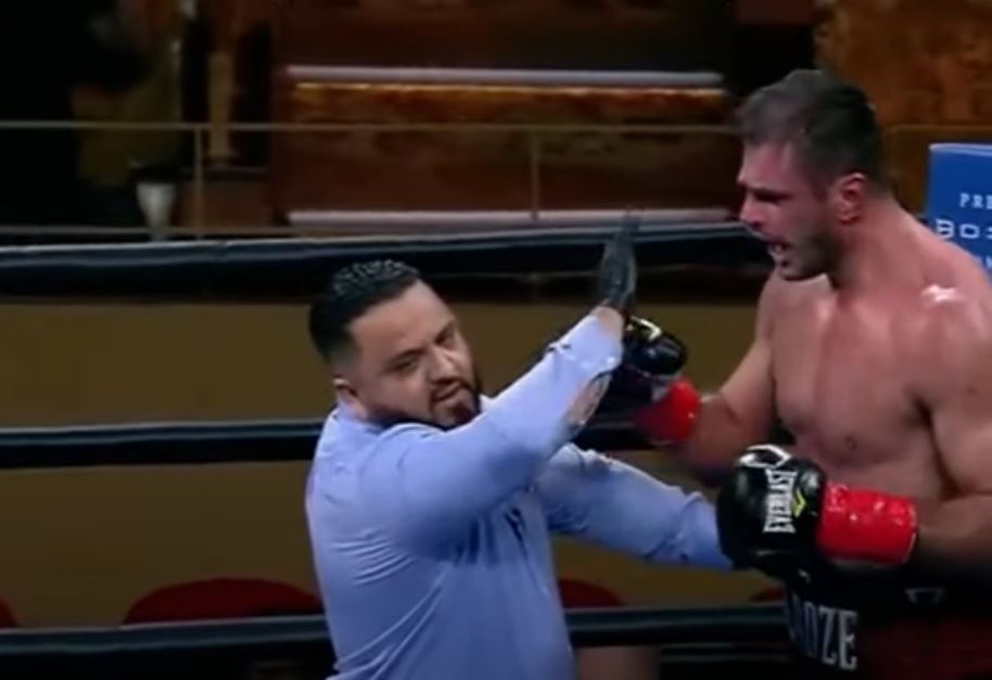 After being given a controversial loss, watch heavyweight boxer PUNCH referee. Crowds were furious with boos