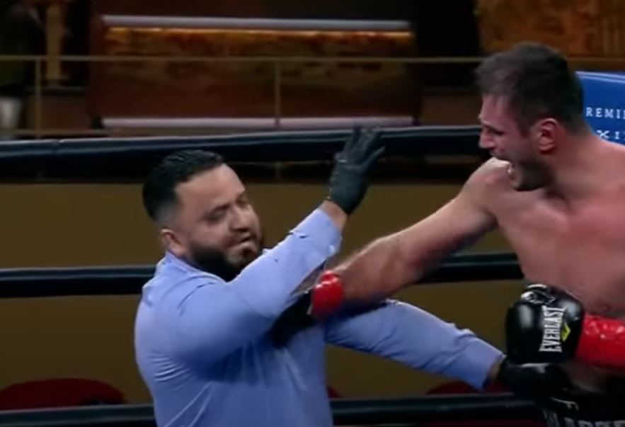 After being given a controversial loss, watch heavyweight boxer PUNCH referee. Crowds were furious with boos