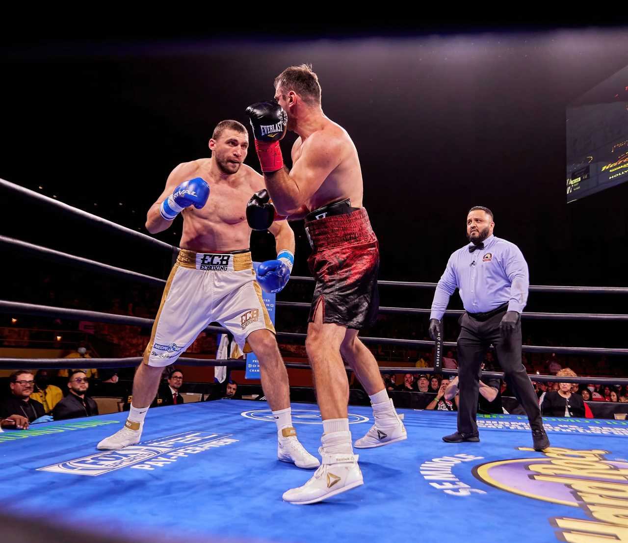 After being given a controversial loss, watch heavyweight boxer PUNCH referee. Crowds were furious with boos