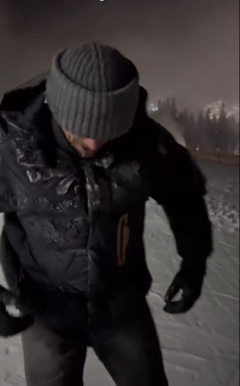 As he trains for the Anthony Joshua rematch, Oleksandr Usyk is blasted with steam while training in freezing snow.