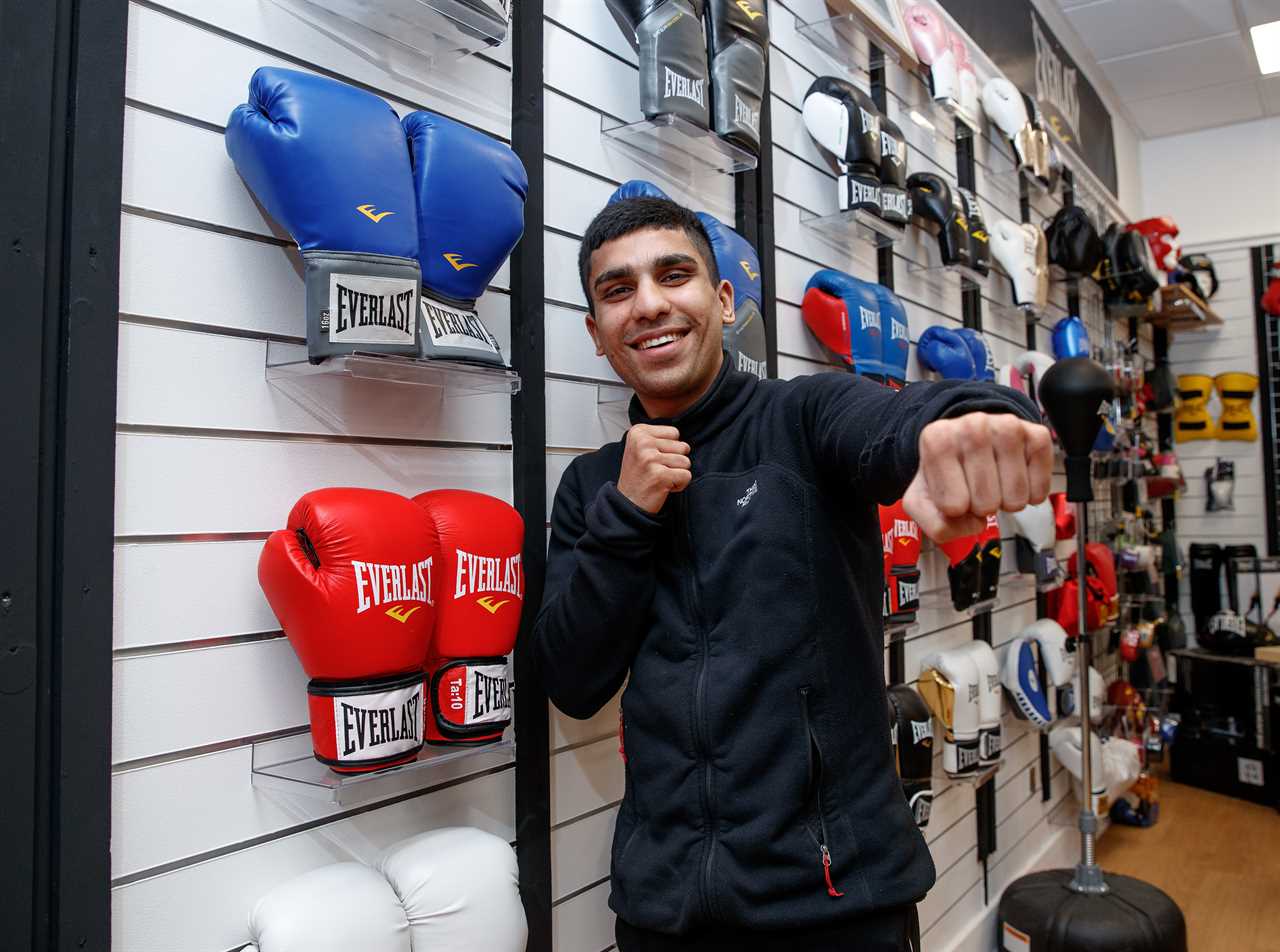 Kash Farooq says he quit boxing at 26 due to 'unsatisfactory' medical advice.
