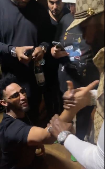 Floyd Mayweather fan refusing to get up on his knees, nearly falls out when he meets a boxing star in Dubai