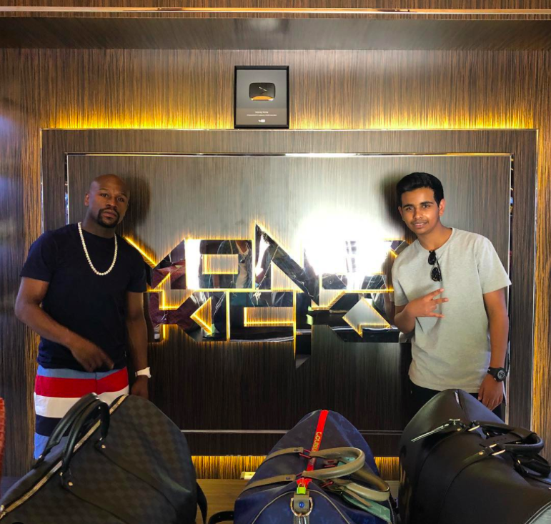 Floyd Mayweather's next opponent Money Kicks is not afraid of fighting in the 700-foot hotel HELIPAD because of skydiving