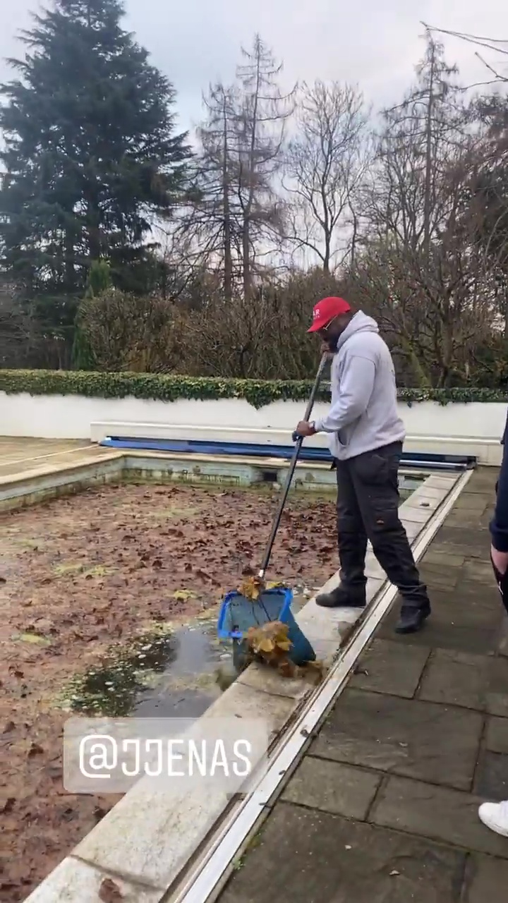 Derek Chisora, a millionaire boxer, spends his day working as a pool boy in an effort to solve the sewage problem.