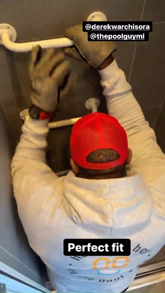 Derek Chisora, a millionaire boxer, spends his day working as a pool boy in an effort to solve the sewage problem.
