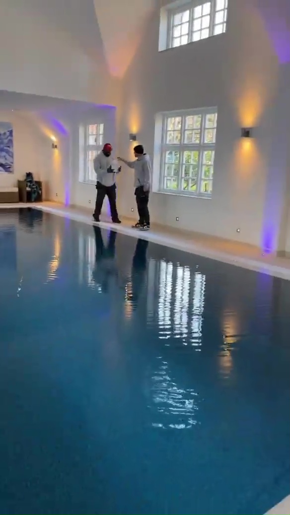 Derek Chisora, a millionaire boxer, spends his day working as a pool boy in an effort to solve the sewage problem.