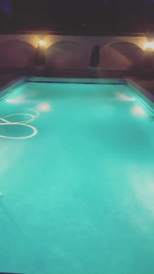 Derek Chisora, a millionaire boxer, spends his day working as a pool boy in an effort to solve the sewage problem.