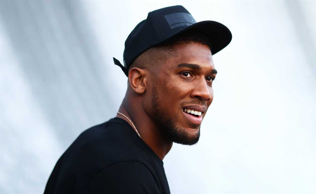 Anthony Joshua talks to Canelo Alvarez’s coach Eddy Reynoso about becoming his trainer for Oleksanrdr Usyk Rematch