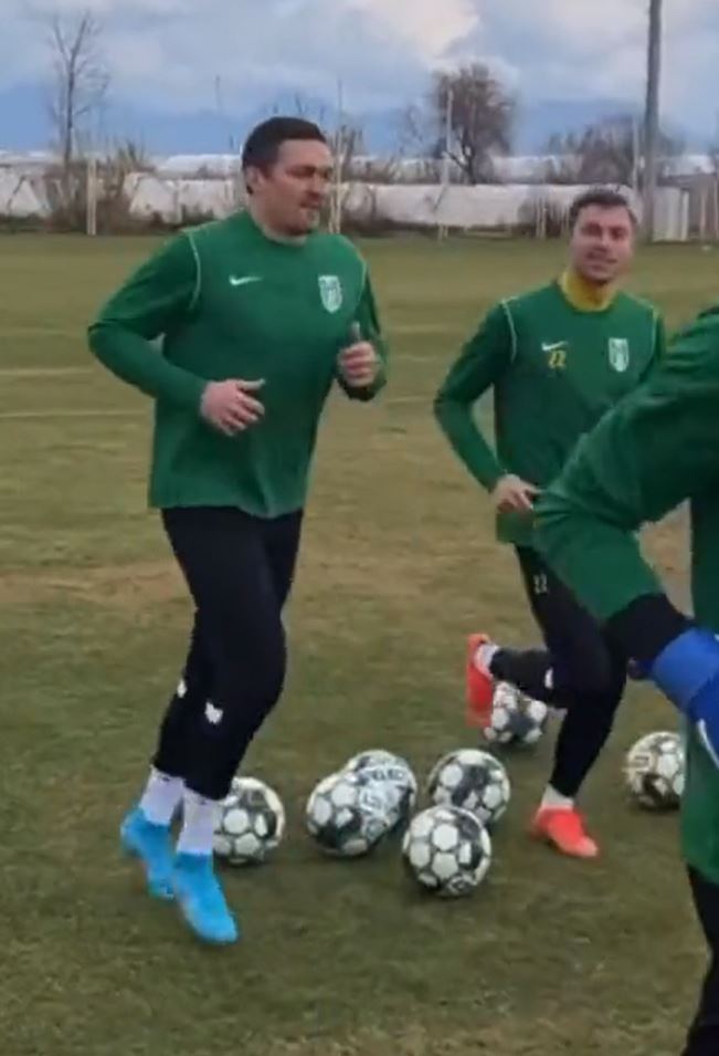 Oleksandr Usyk to play for a professional football team in the lead-up to the rematch against Anthony Joshua