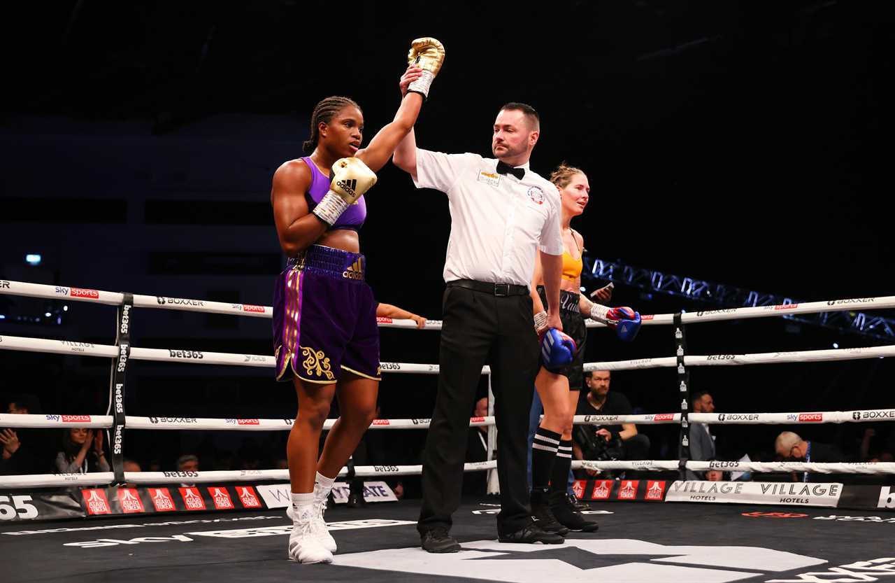 Caroline Dubois displays a flawless performance on her pro debut, as she demolishes veteran Vaida Masayaite, future lightweight queen
