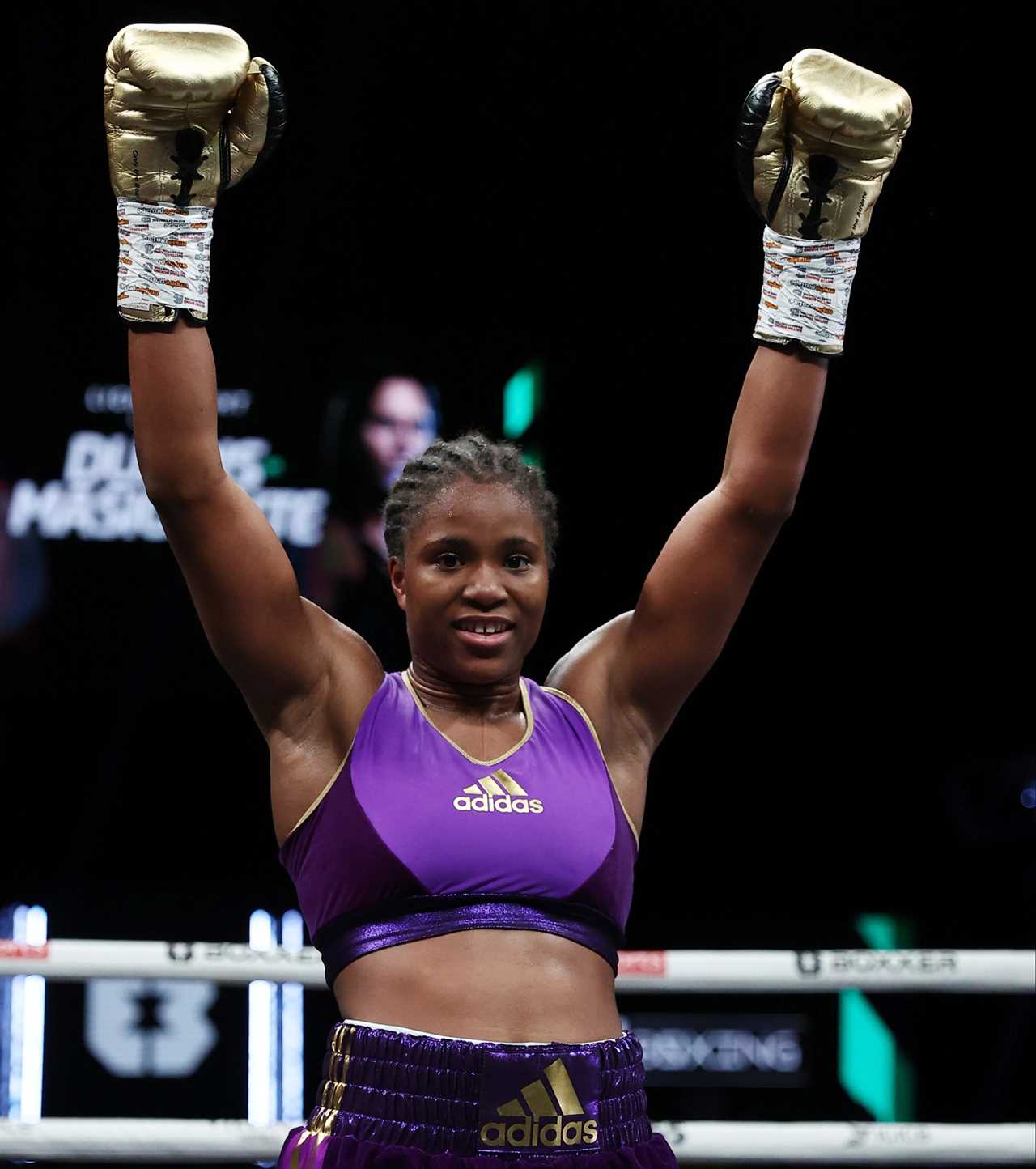 Caroline Dubois displays a flawless performance on her pro debut, as she demolishes veteran Vaida Masayaite, future lightweight queen