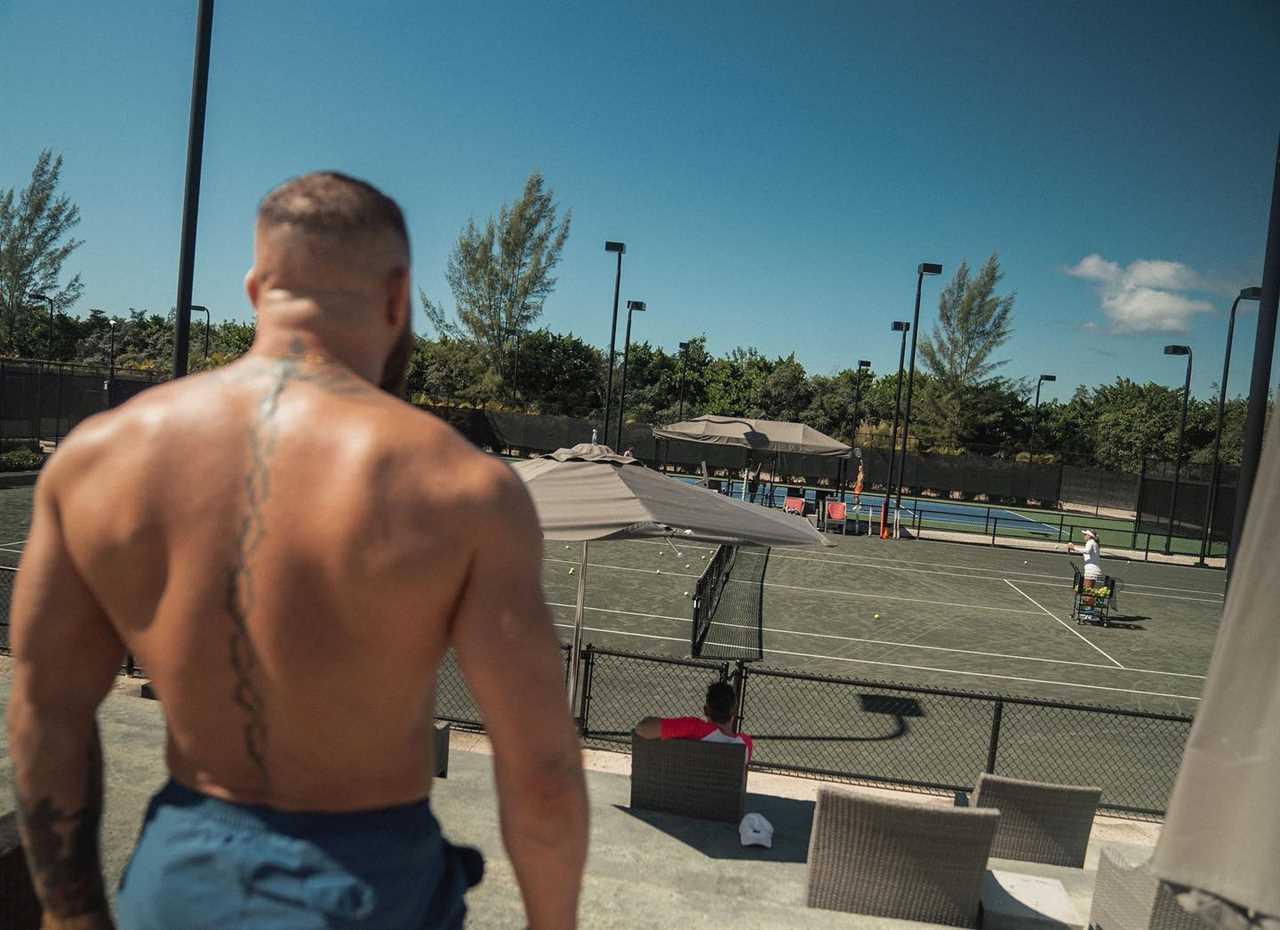 ‘Two goats chopping it up’ – UFC star Conor McGregor bumps into Justin Bieber in the Bahamas at tennis court