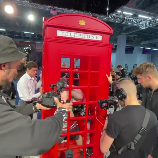 In the latest viral sport, watch brutal phone boxing as fighters fight each other in iconic British booth.