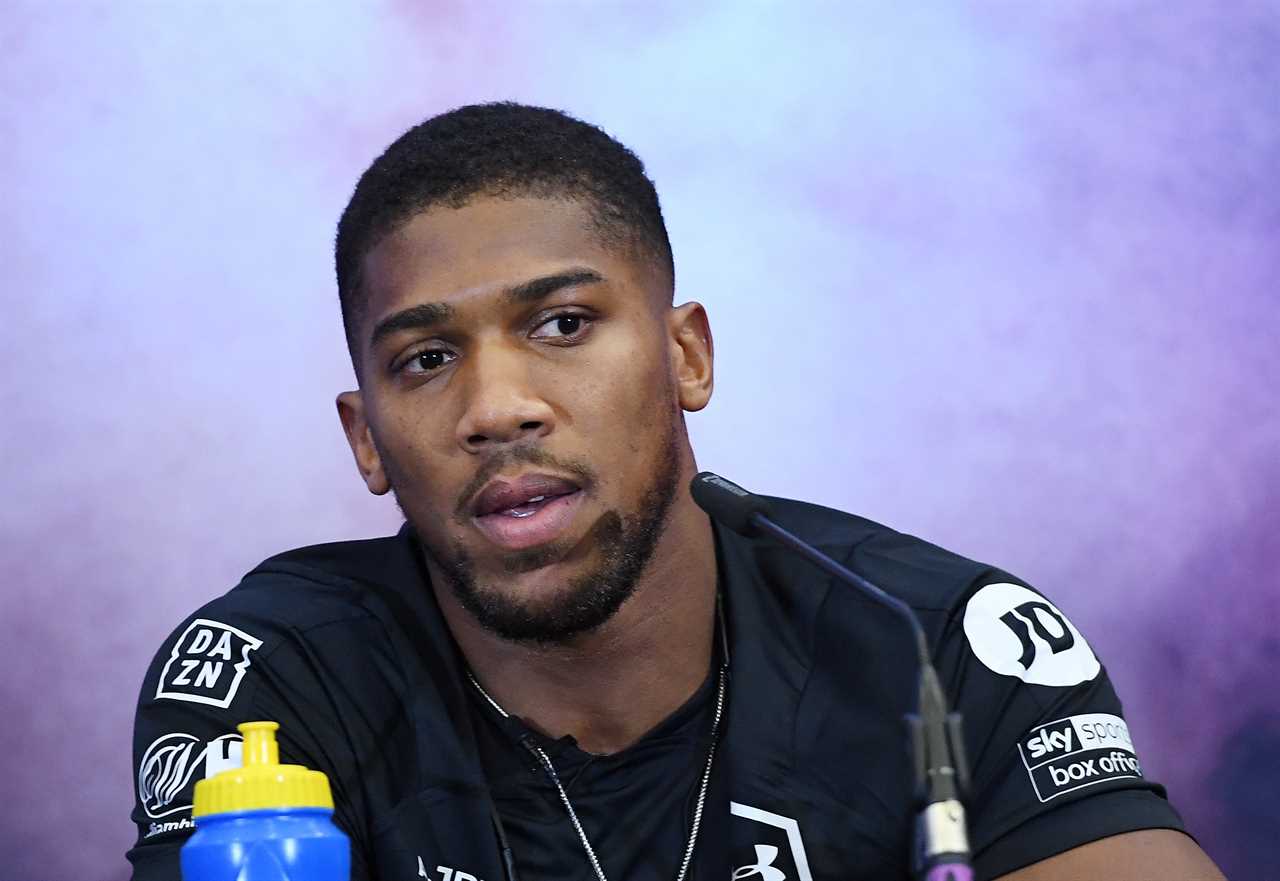 Amir Khan says that Tyson Fury should be able to 'easily defeat' Anthony Joshua.