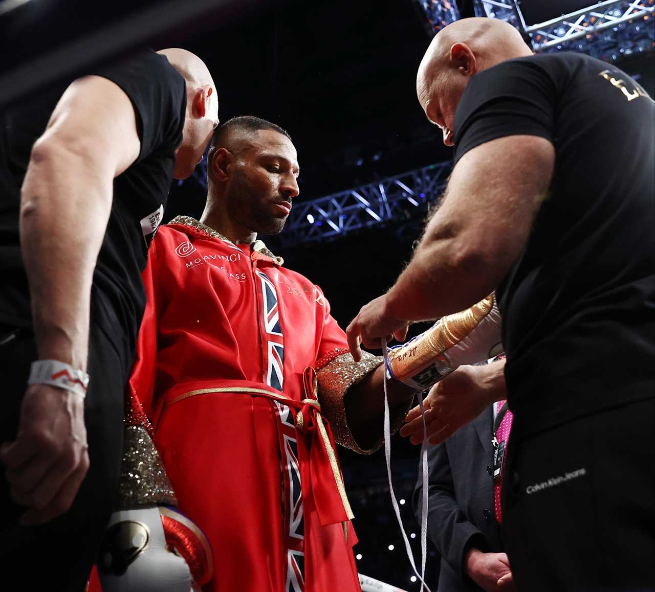 After a dispute, Kell Brook was forced to change his gloves in the ring minutes before Amir Khan's bout.