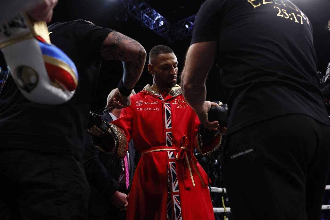 After a dispute, Kell Brook was forced to change his gloves in the ring minutes before Amir Khan's bout.