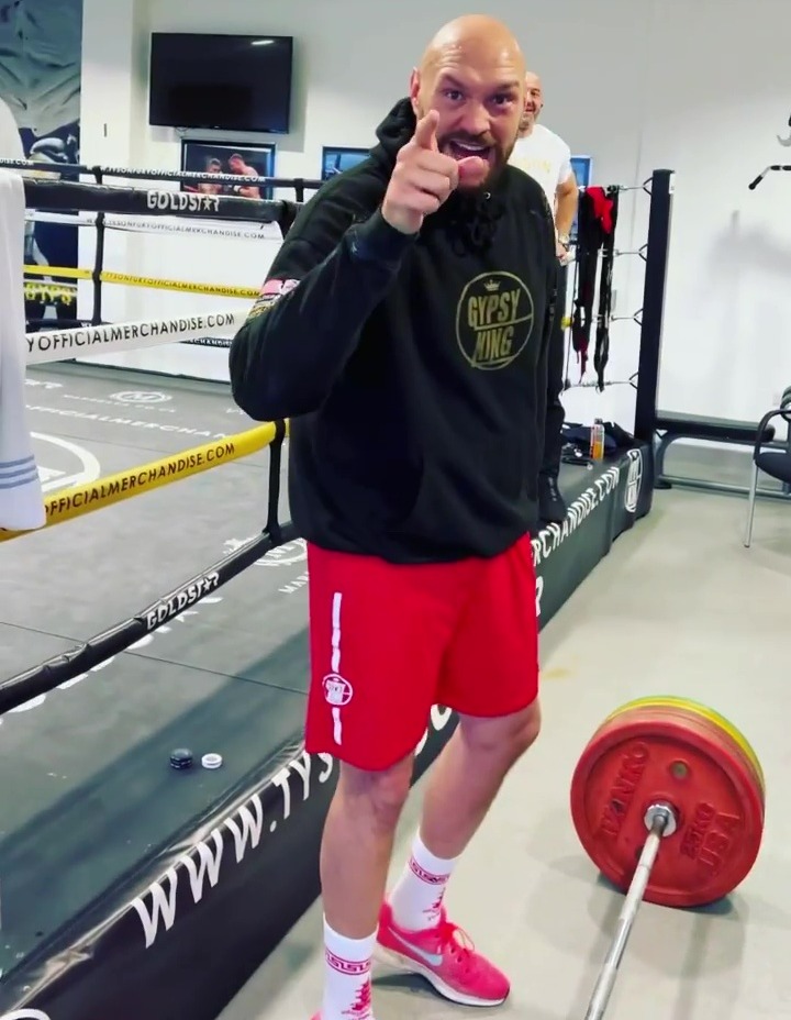 For all the fat peeps - Tyson Fury deadlifts after eating a handful of chocolate bars and FOUR Mars bars.