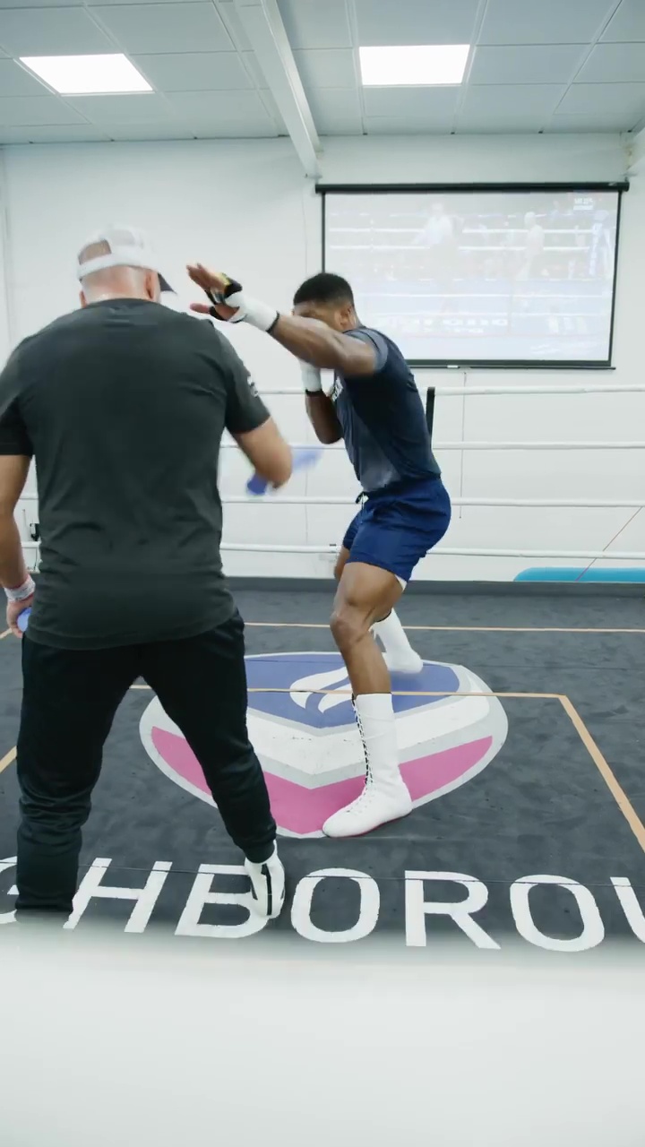 Fans see Anthony Joshua, Tyson Fury's assistant, in the background. He is also showing off his explosive power during Usyk rematch training