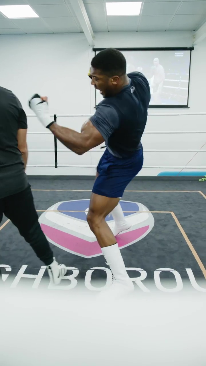 Fans see Anthony Joshua, Tyson Fury's assistant, in the background. He is also showing off his explosive power during Usyk rematch training