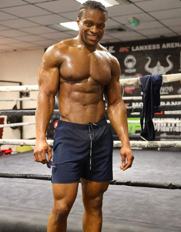 Armz Korleone is a 17th social media star and rap artist who can lift 230kg and will make his boxing debut