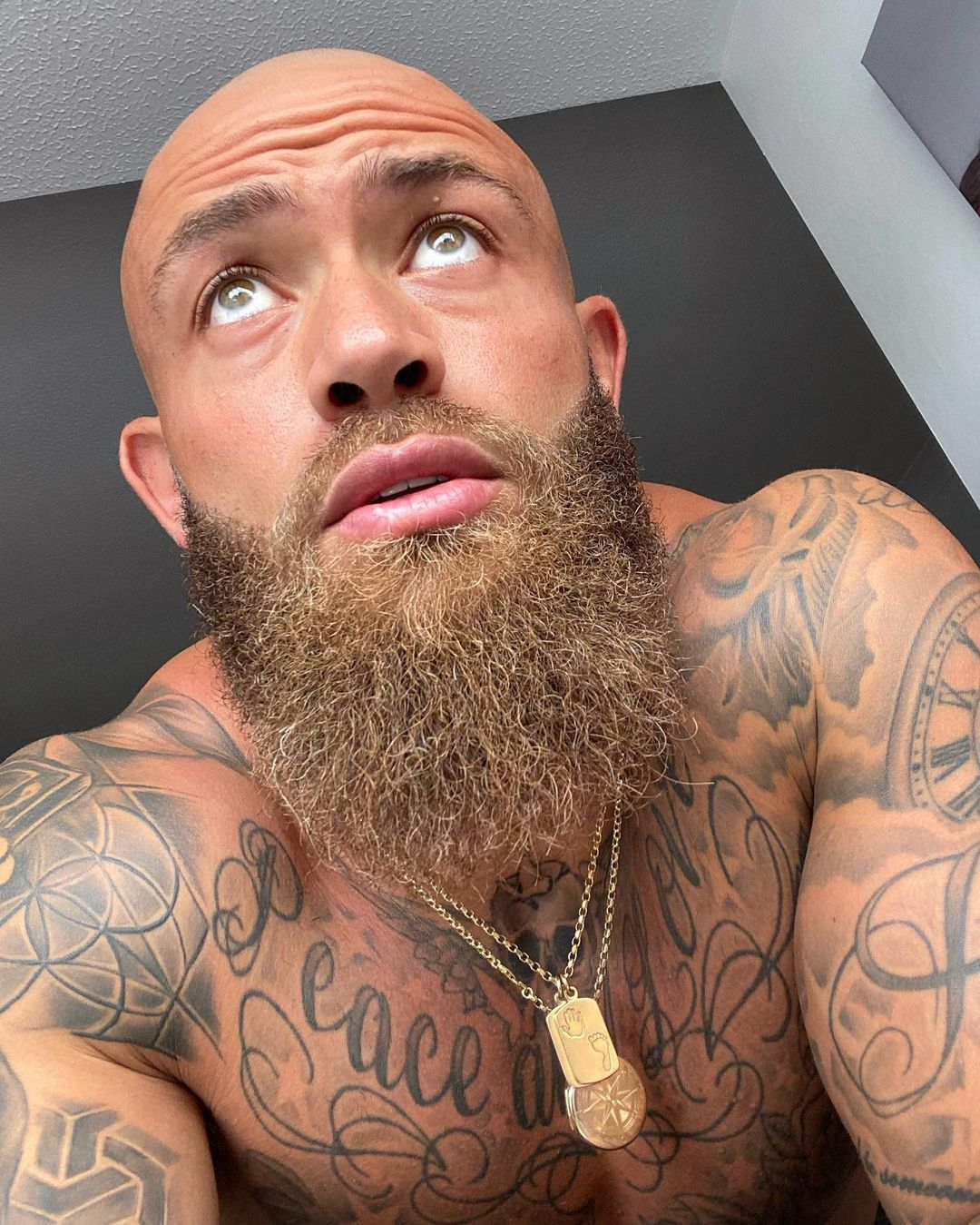 Ashley Cain shares a six-week long training program for her debut boxing bout and makes a prediction about Deji vs Alex Wassabi's fight.