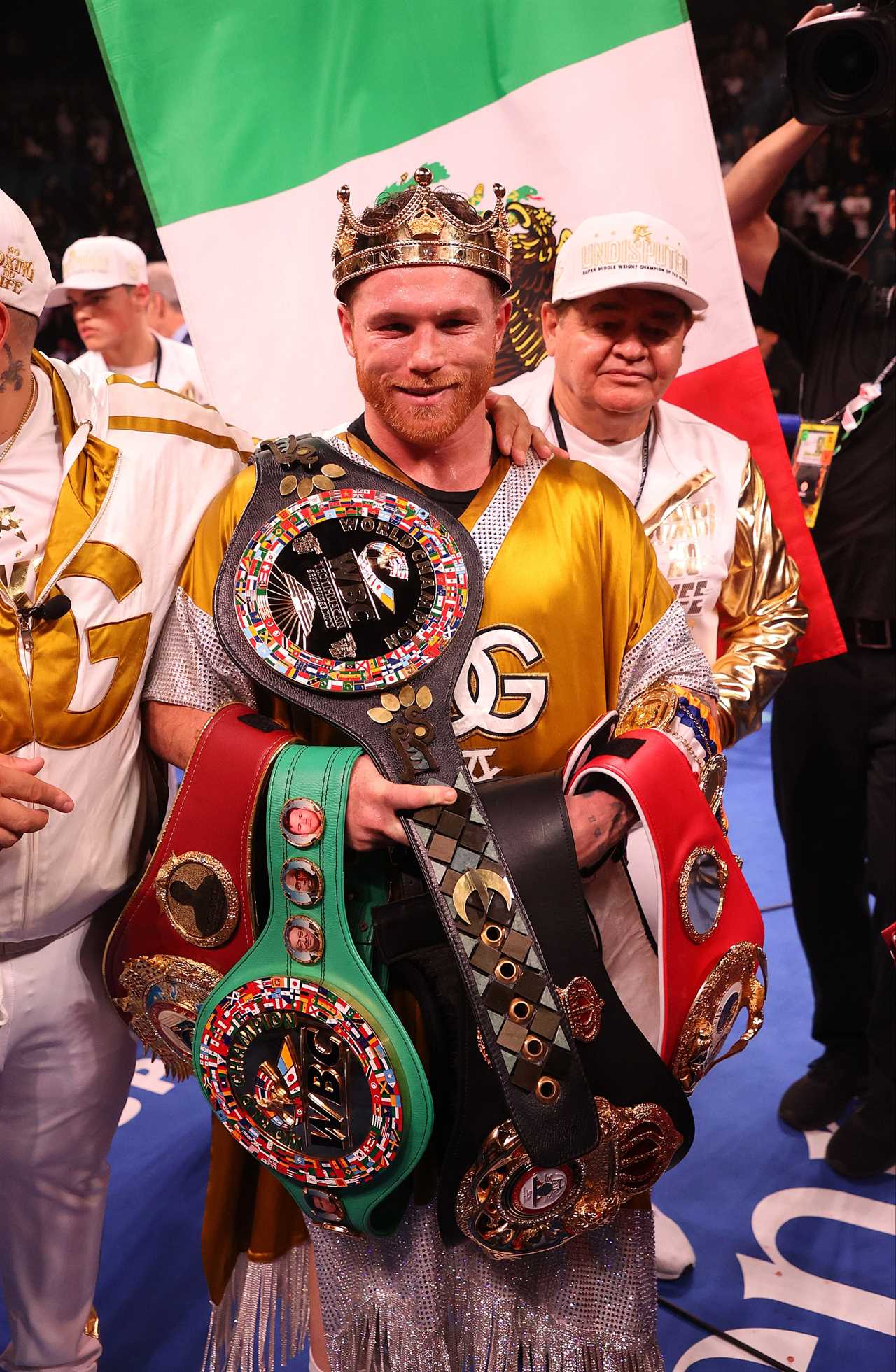 Canelo Alvarez insists that a fight with Kamaru Uman is possible, but the UFC champ wants $100m