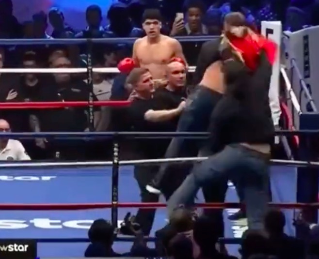 Fan invades the ring during Deji Vs Alex Wassabi YouTube Boxing fight, and is thrown a stool in the middle of the second round