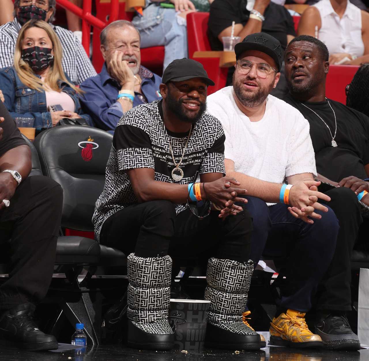 Floyd Mayweather's Balmain boots are so expensive that he wears a matching white and black top. He is a boxing icon who watches NBA