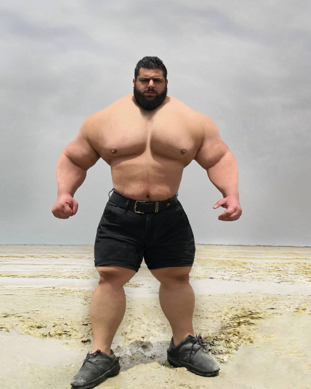 Sajad Gharibi, 'Iranian Hulk’ is called out by his monstrous Brazilian counterpart in a combined 44 STONE fight