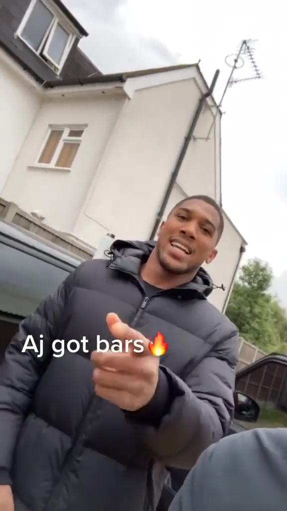 Anthony Joshua can rap and punch people - Anthony Joshua performs streetstyles with a fan and leaves his followers amazed with his skills