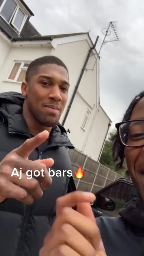 Anthony Joshua can rap and punch people - Anthony Joshua performs streetstyles with a fan and leaves his followers amazed with his skills