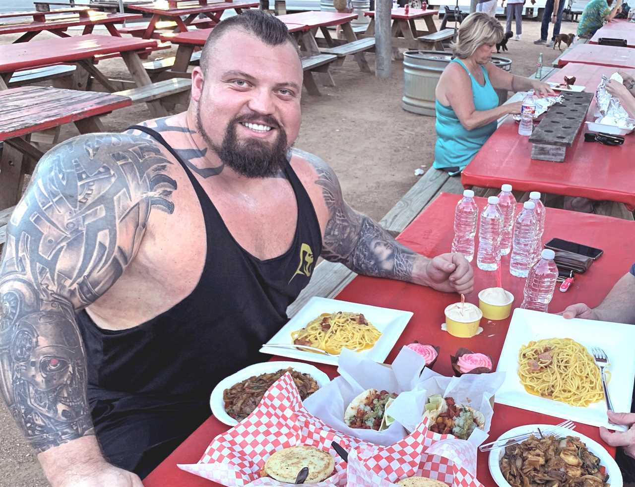 Eddie Hall vs Thor - How do these two strongmen compare to the largest boxing match CONFIRMED for Saturday
