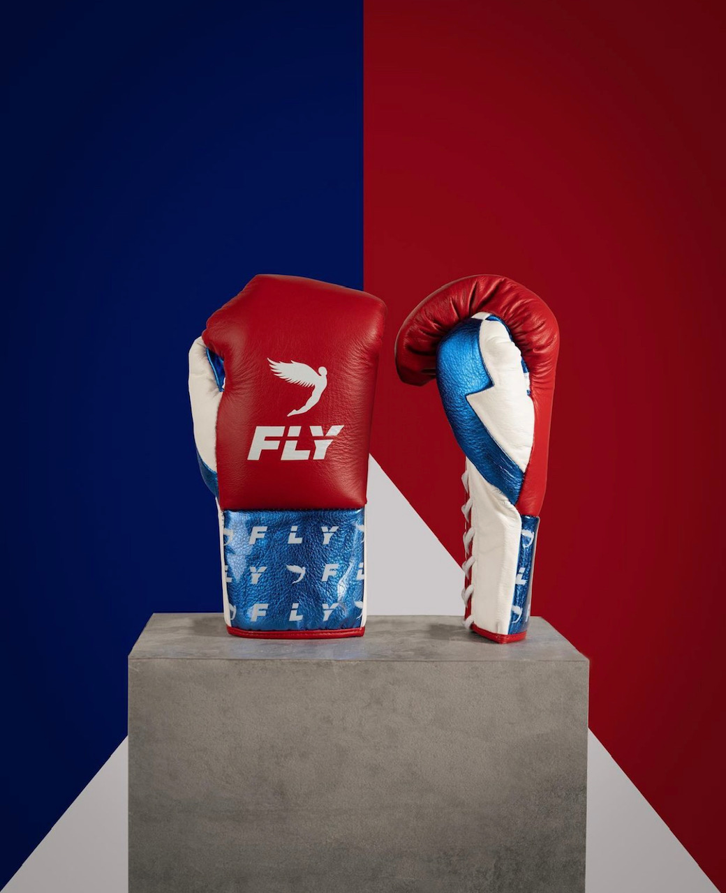 Coming with style - Tyson Fury fans love Dillian Whyte’s gloves. The gloves are blue, red, and white.