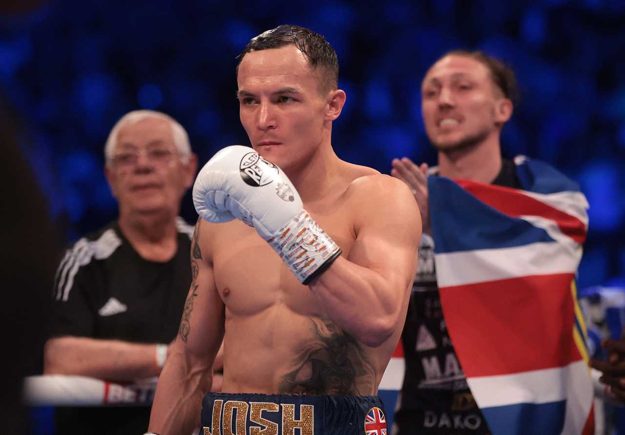 Josh Warrington wins the world title with a stunning 7th-round TKO victory over Kiko Martinez