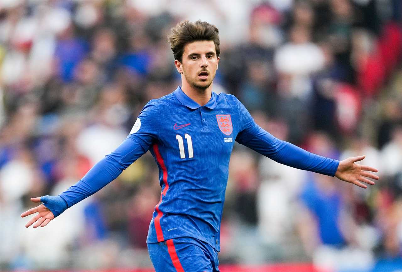 Mason Mount shares the midfield he would love to play in, and names Conor McGregor, a Chelsea-linked player, as his dream dinner guest