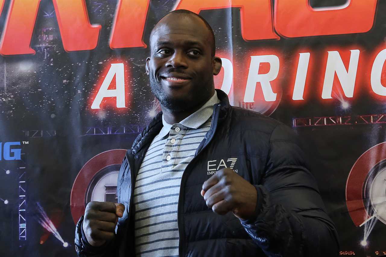 Bellator star Melvin Manhoef pursues THREE burglars and punches through a car window. He then performs citizen's arrest