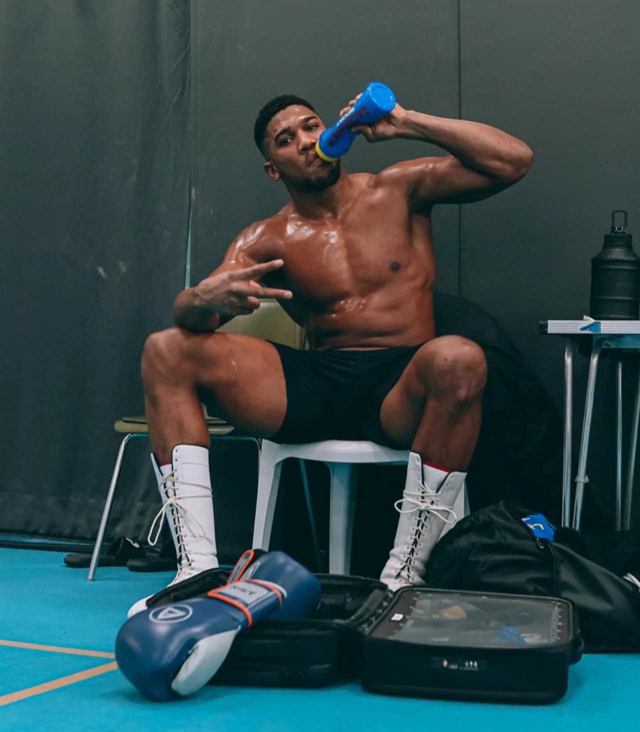 Brit sweats in training to prepare for Oleksandr Uzyk rematch, showing off Anthony Joshua's ripped abs