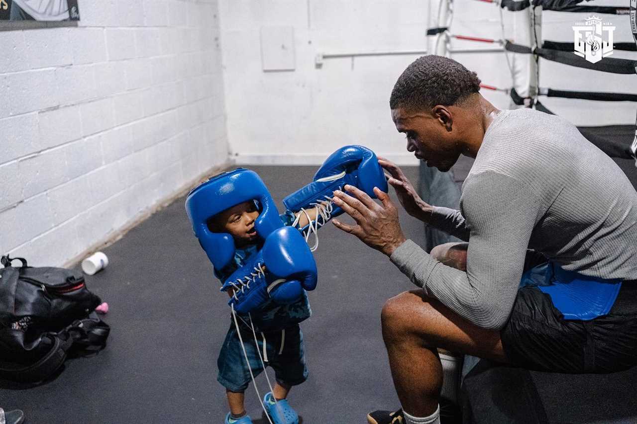 Errol Spence Jr.'s son learns to box at the age of ONE. Champ brings his children to the gym to'see where their food comes from'
