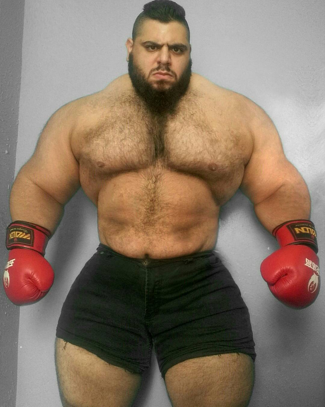 Iranian Hulk trains in sub-zero temperatures in a parking lot before he fights Martyn Ford in boxing