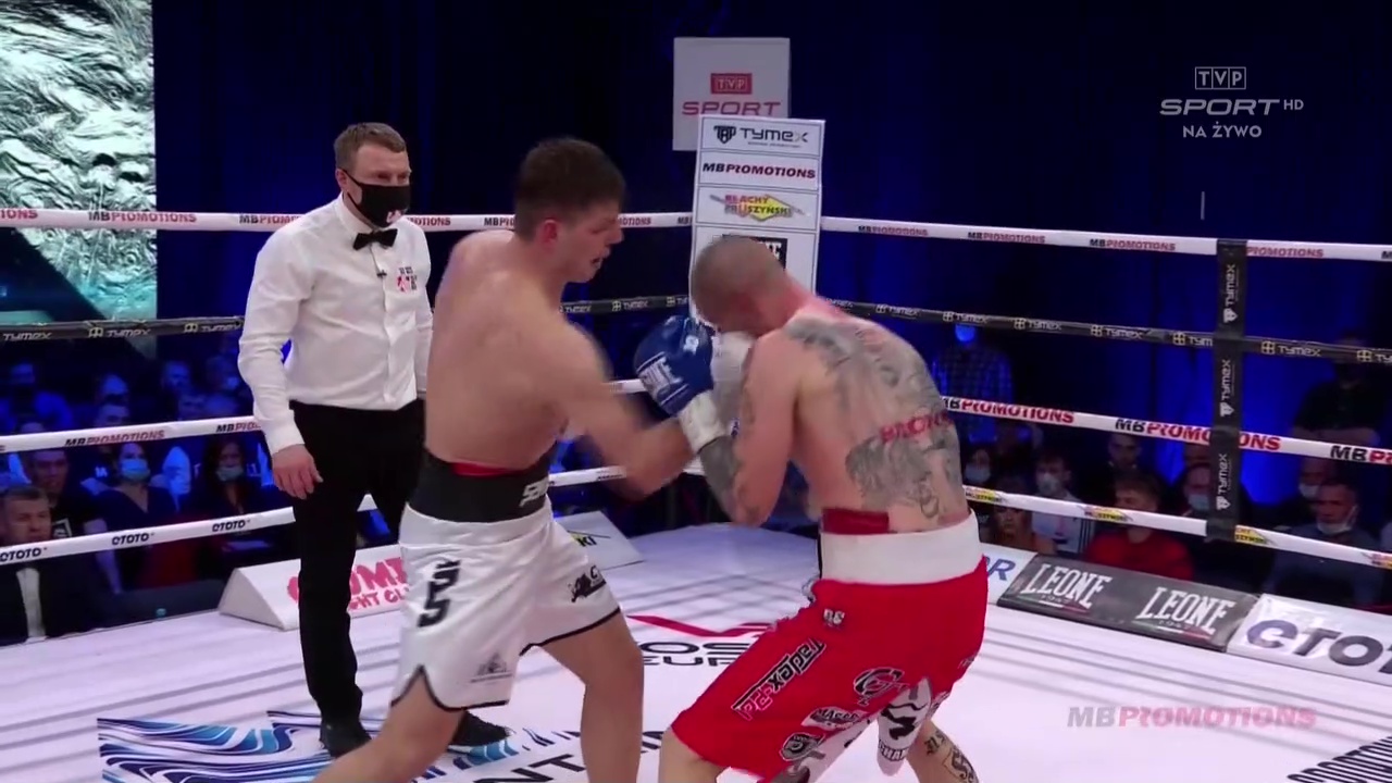 After the devastating uppercut knockout, Tommy Fury's next opponent Daniel Bocianski sees his legs turn to jelly.