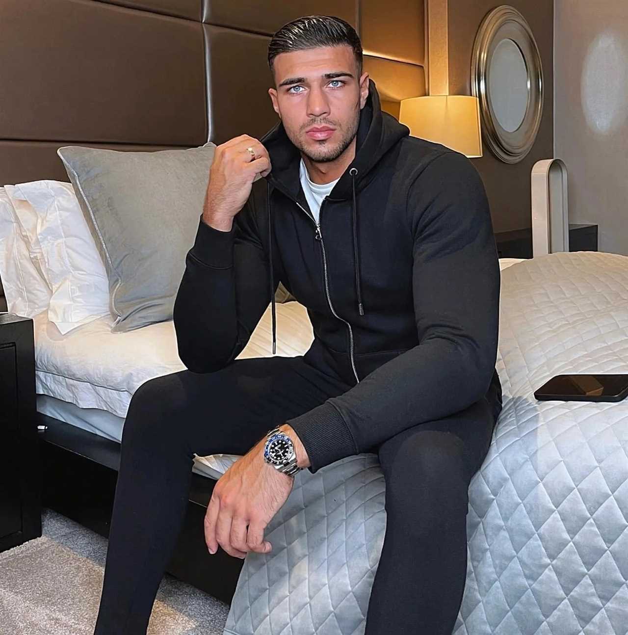 Tommy Fury predicts that Jake Paul will be an easy fight and that the YouTuber will take a knee when it gets difficult.
